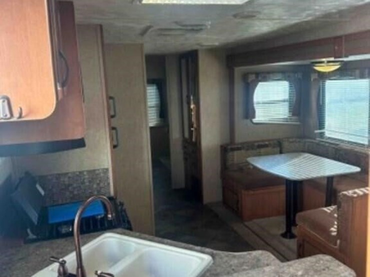 2014-palomino-travel-trailer-image-9