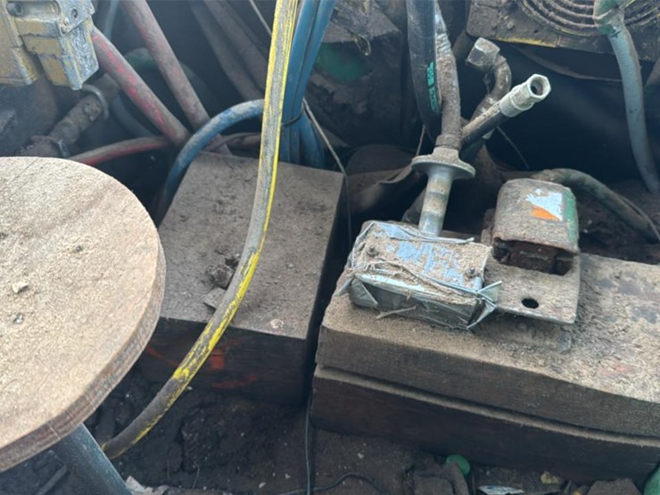 #115-•-debarker-cab-image-13