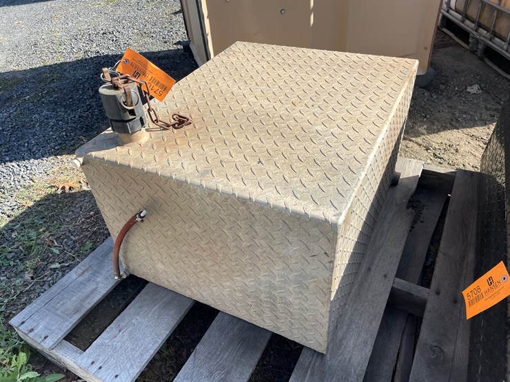 #5710-•-diamond-plate-tank-image-4