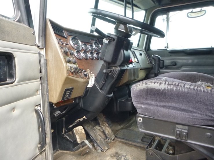 peterbilt-330-image-15