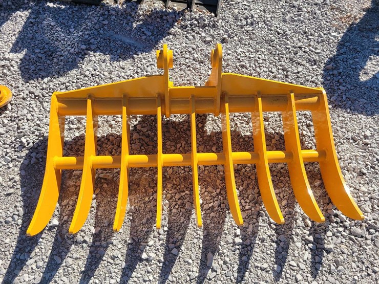 cat-305-dense-teeth-rake.-44"-wide.-image-1