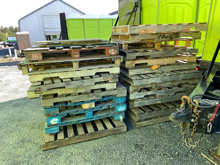 #5722-•-(2)-stacks-of-pallets-image-1