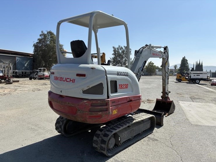 2016-takeuchi-tb230-image-3