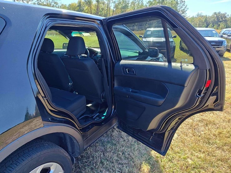 2016-ford-explorer-image-24