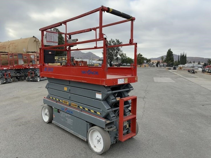 2005-skyjack-sj3226-scissor-lift-image-4