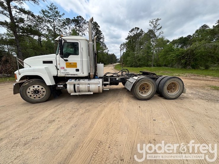 2014-mack-chu613-image-3