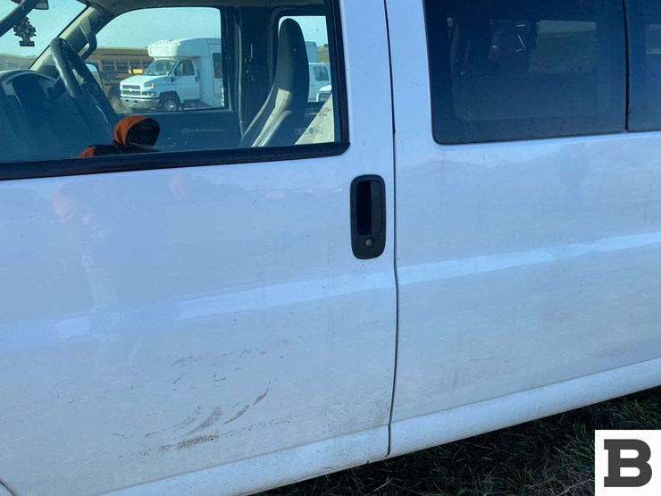 2017-chevrolet-express-3500-image-9