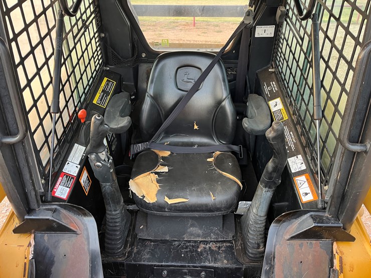 2006-john-deere-320-image-11