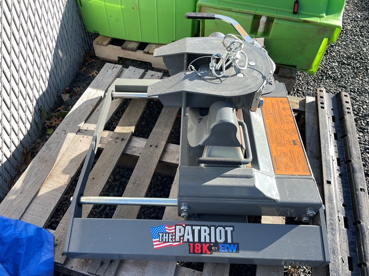 #5683-•-the-patriot-b&w-18,000lb-5th-wheel-hitch-with-universal-brackets-image-3