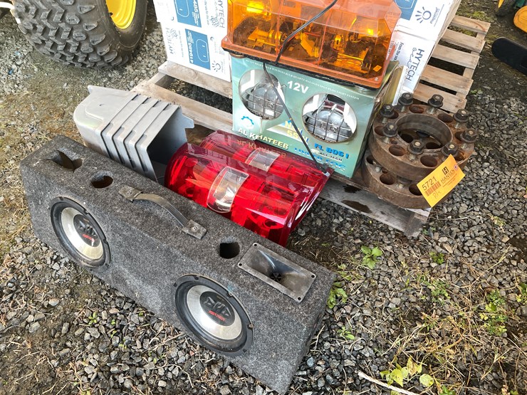 #5721-•-assorted-automotive-related-items-image-1