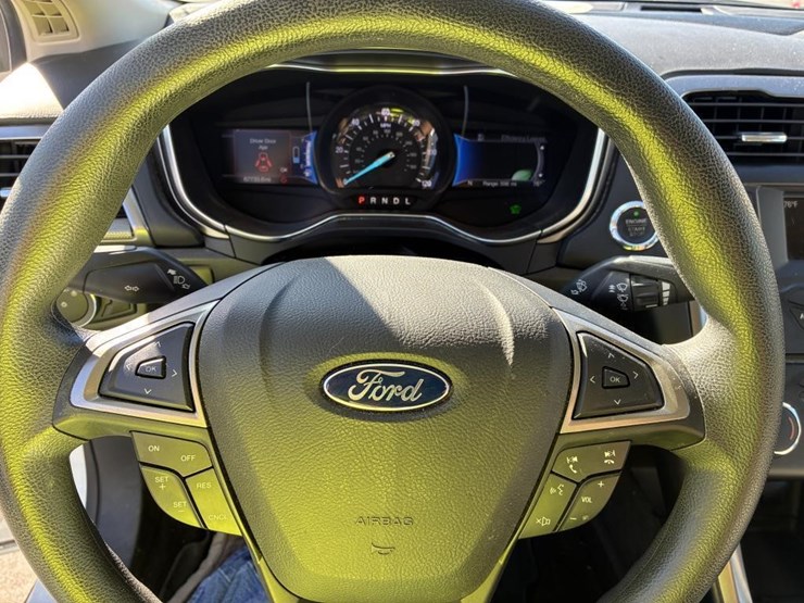 2017-ford-fusion-sedan-image-14