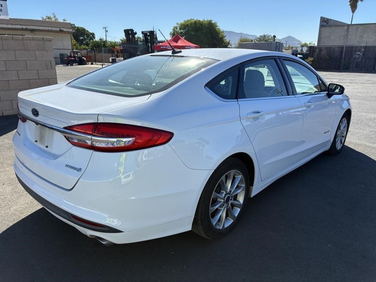 2017-ford-fusion-sedan-image-3