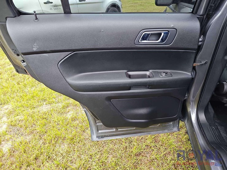 2017-ford-explorer-image-43