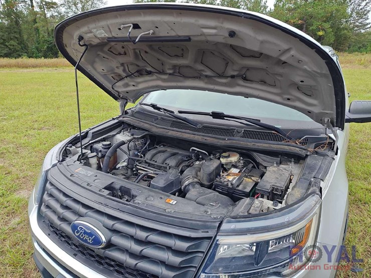 2016-ford-explorer-image-33