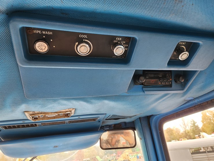 1341-ford-tractor-image-13