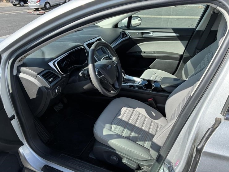 2016-ford-fusion-sedan-image-11