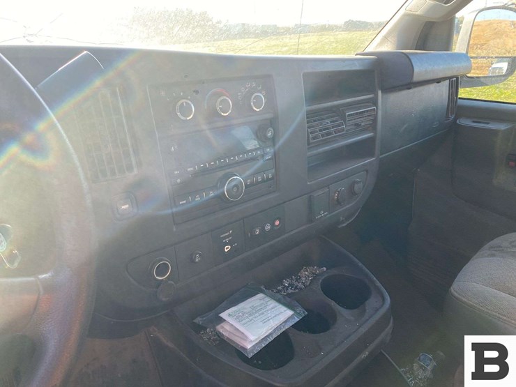 2017-chevrolet-express-3500-image-11