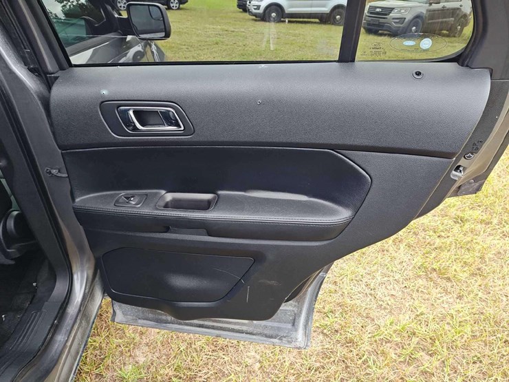 2016-ford-explorer-image-36