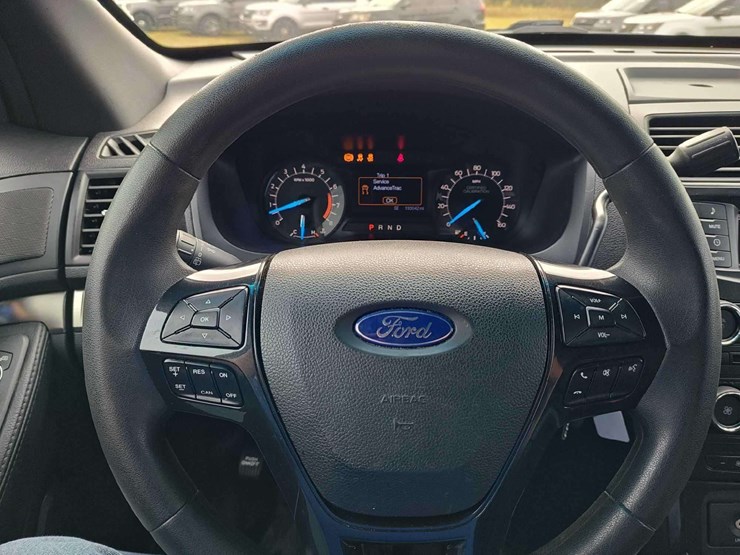 2016-ford-explorer-image-16