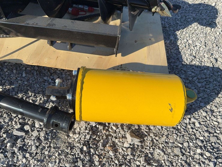 future-skid-steer-auger-w/-8---12-&-16-in-bits-image-4