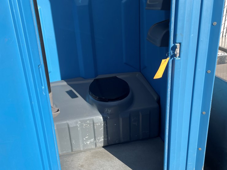 #5662-•-satellite-ind.-inc.-porta-potty-image-2