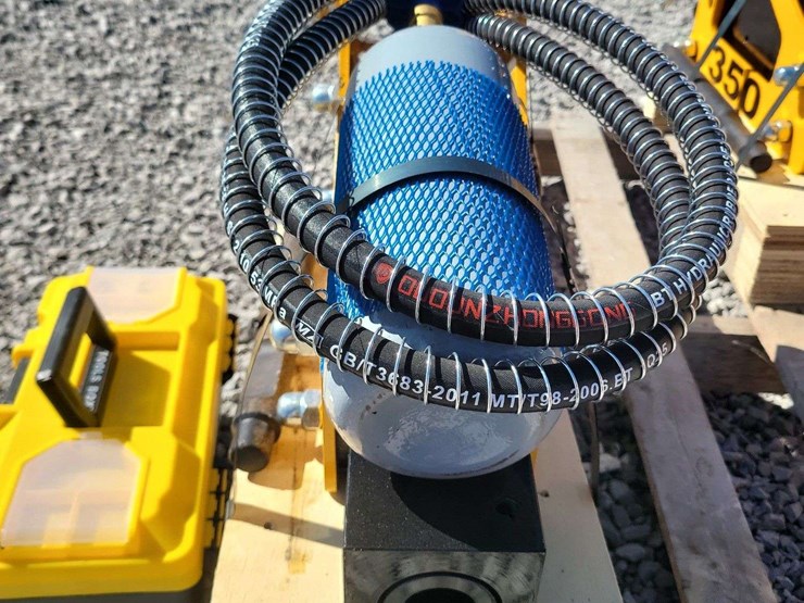 hydraulic-breaker-for-mini-excavator.-image-4