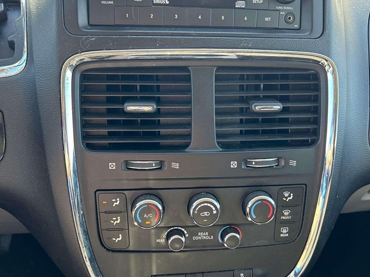 2016-dodge-caravan-image-16