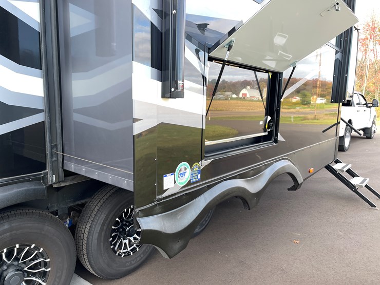 #4502-•-2025-forest-river-xlr-nitro-lux-toy-hauler-(wi-title)-image-51