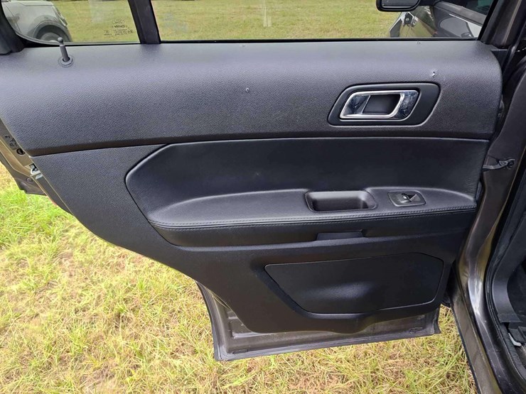 2017-ford-explorer-image-10