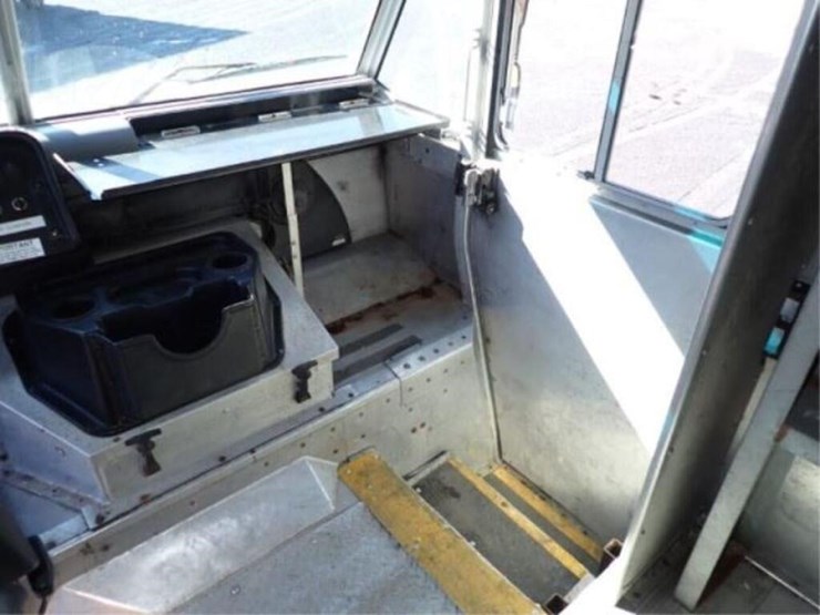 2015-freightliner-mt55-image-31