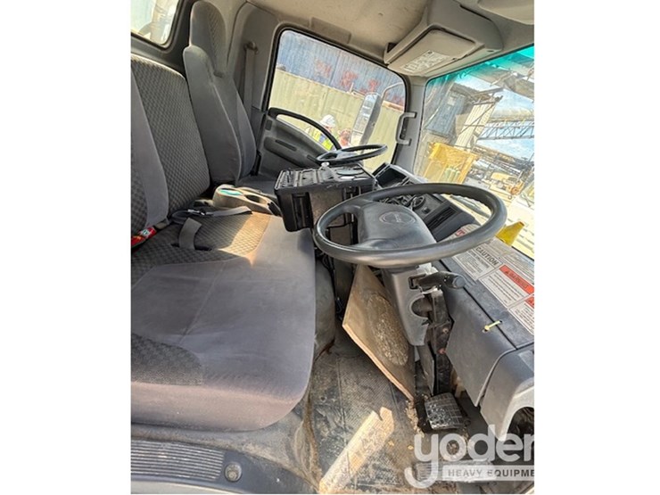 2014-isuzu-nqr-image-11