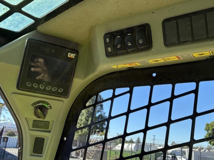 2020-caterpillar-246d3-image-18