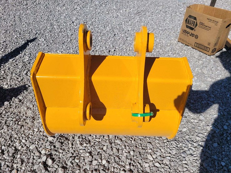 excavator-bucket.-24"-wide.-image-2