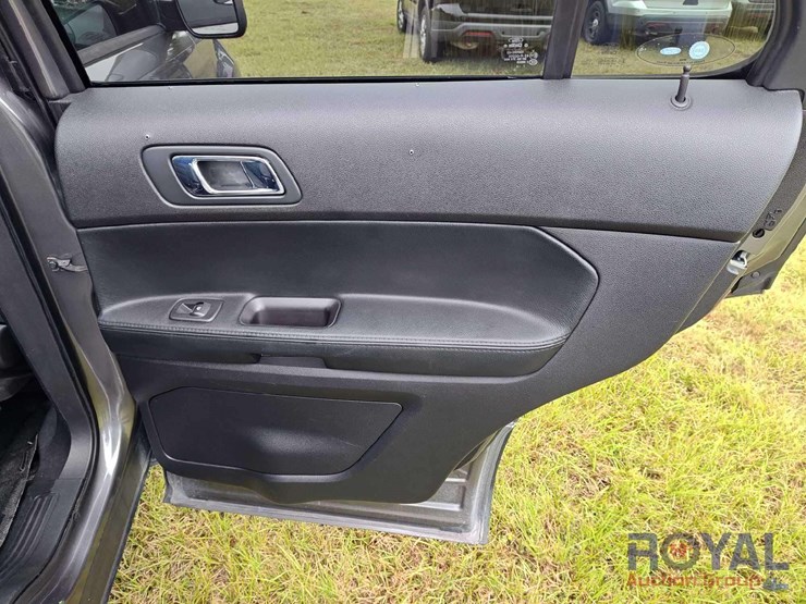 2017-ford-explorer-image-35