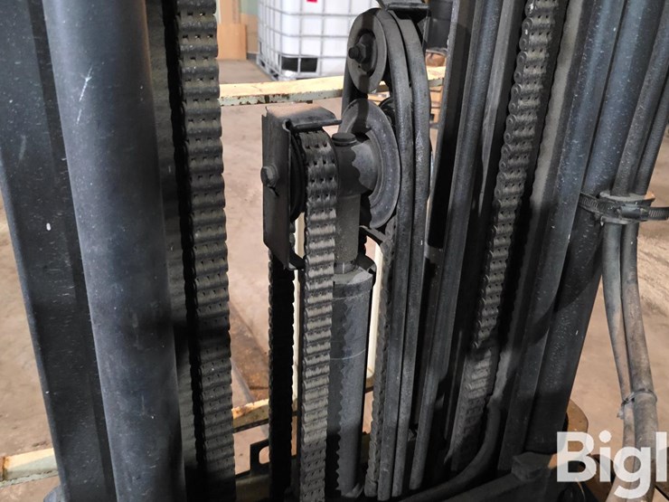 yale-glp060tgnuae087-industrial-forklift-image-10