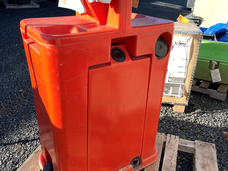 #5680-•-poly-portables-tagalong-hand-wash-station-image-5