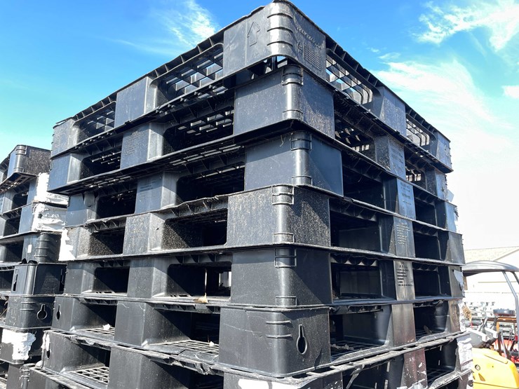 #14019-•-(40)-plastic-pallets-(o11)-image-2