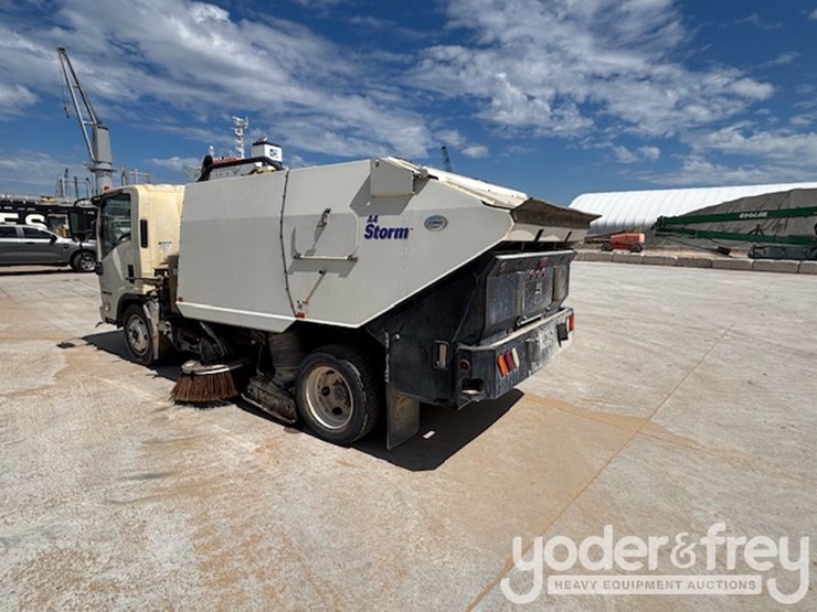 2014-isuzu-nqr-image-3