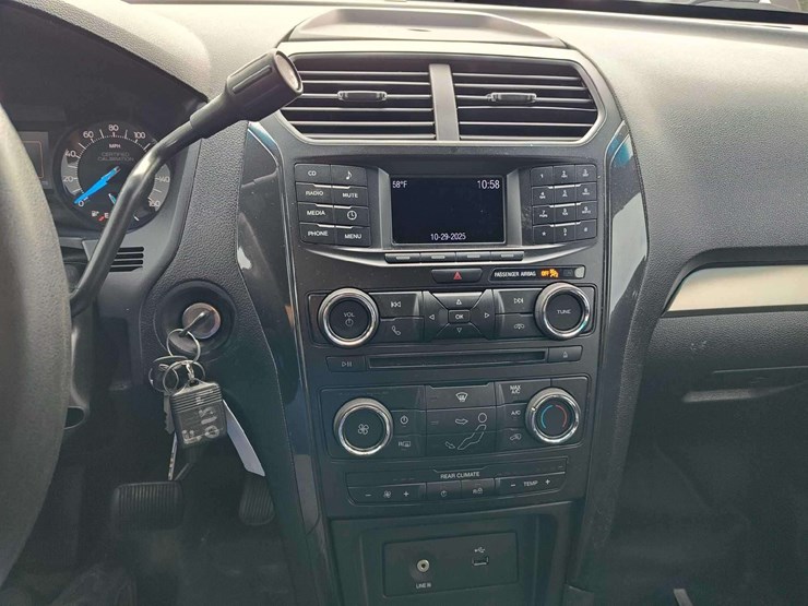 2016-ford-explorer-image-39