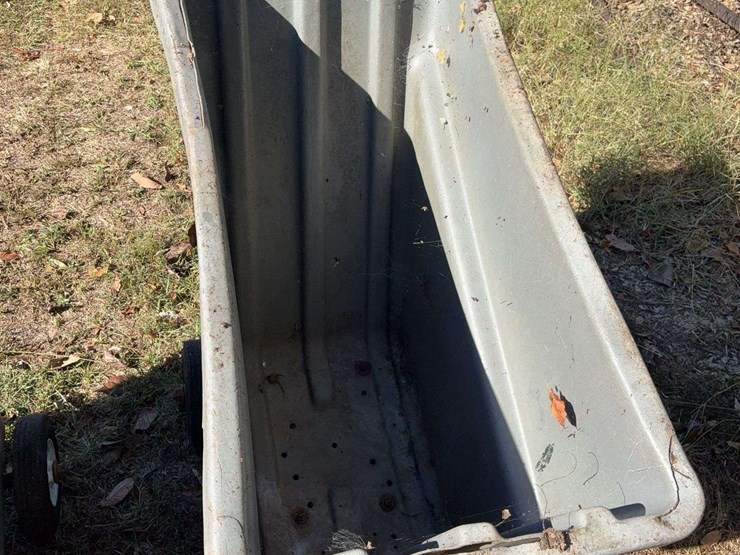 2-plastic-carts,-rubbermaid-brand-image-3