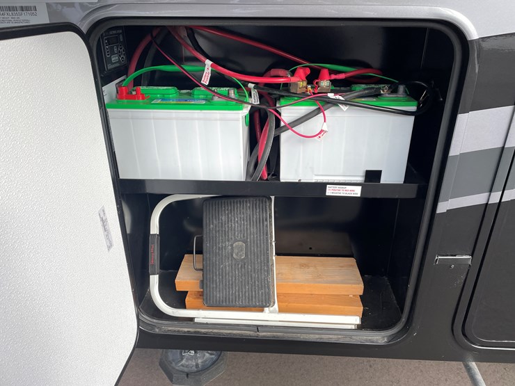 #4502-•-2025-forest-river-xlr-nitro-lux-toy-hauler-(wi-title)-image-13