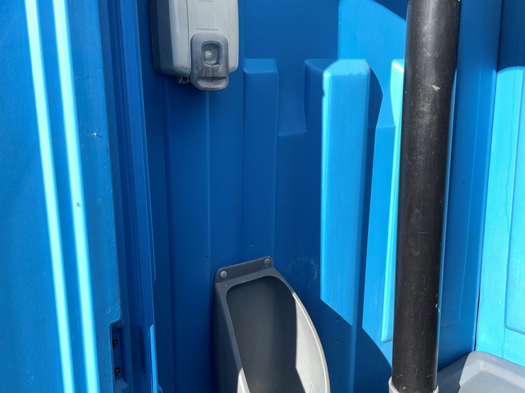 #5667-•-satellite-ind.-inc.-porta-potty-image-4