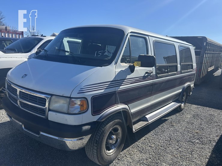 2005-dodge-ram-van-image-1