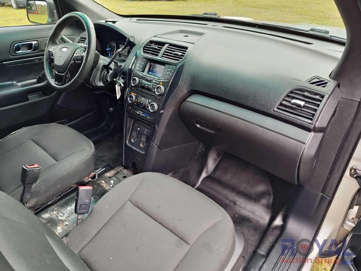 2016-ford-explorer-image-9