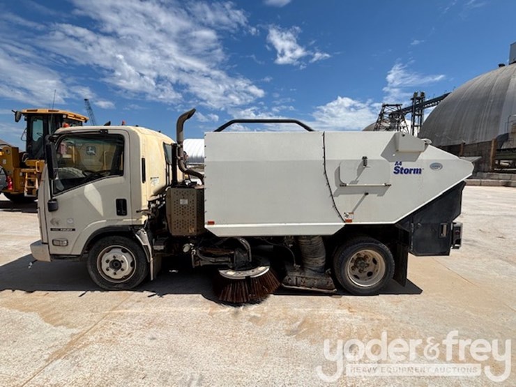 2014-isuzu-nqr-image-2