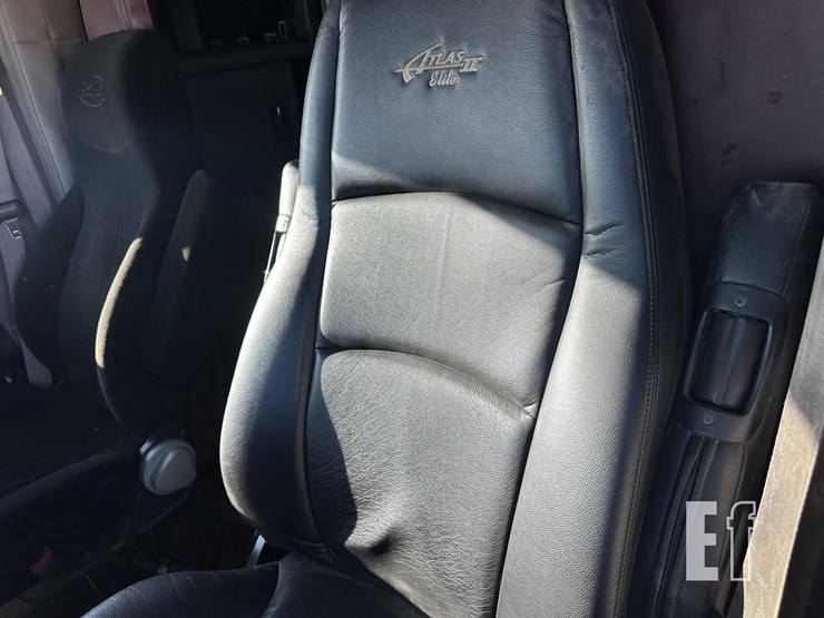 2014-peterbilt-386-image-31