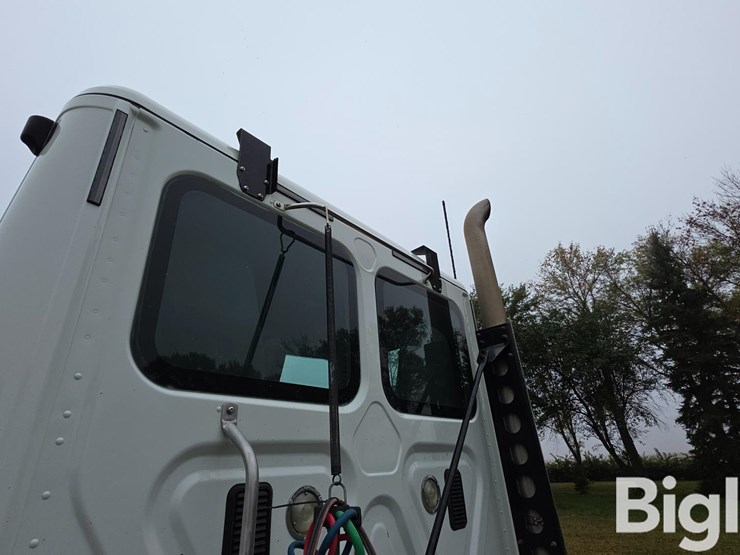 2016-freightliner-cascadia-125-image-15