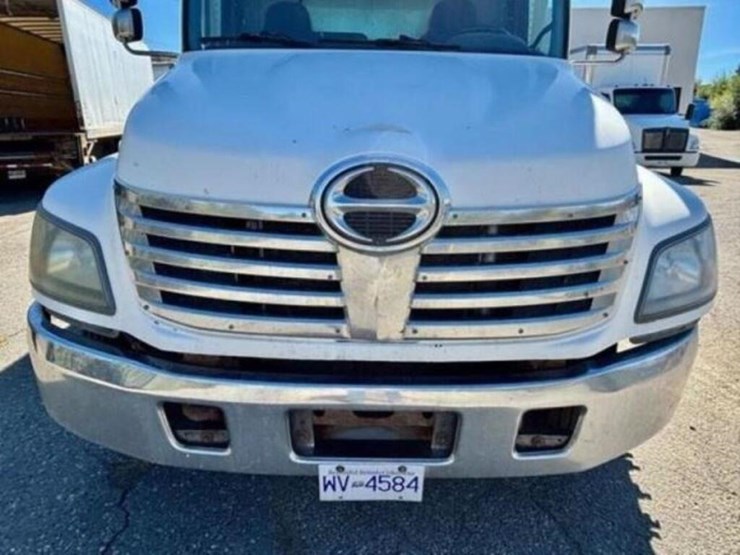 2010-hino-258-image-25