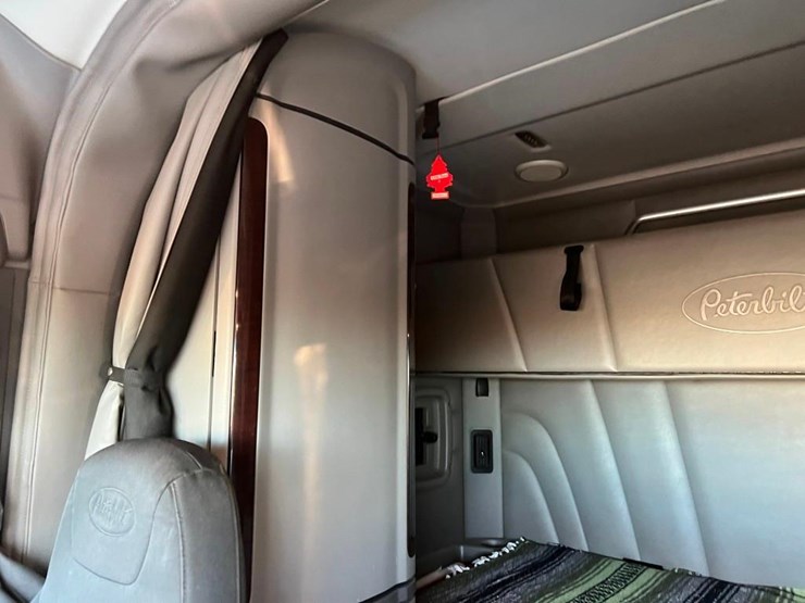 2015-peterbilt-579-image-22