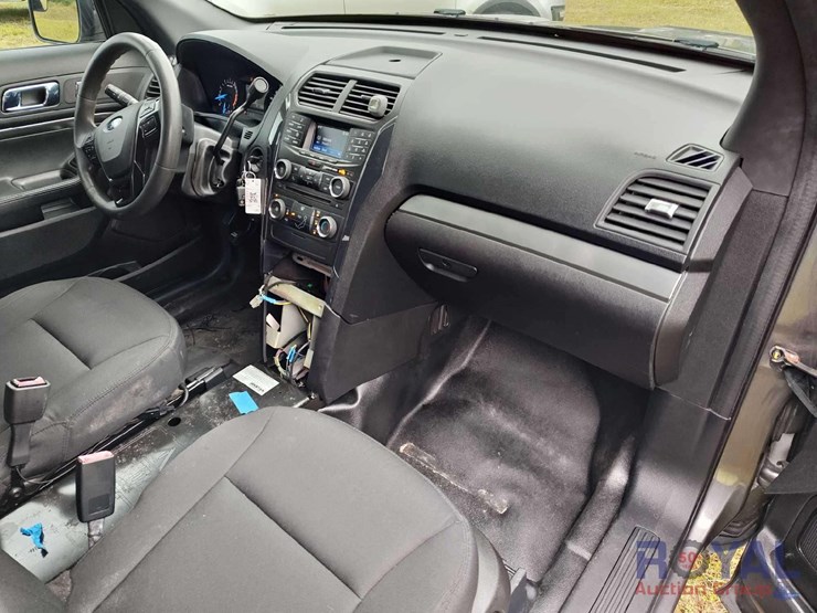 2017-ford-explorer-image-30